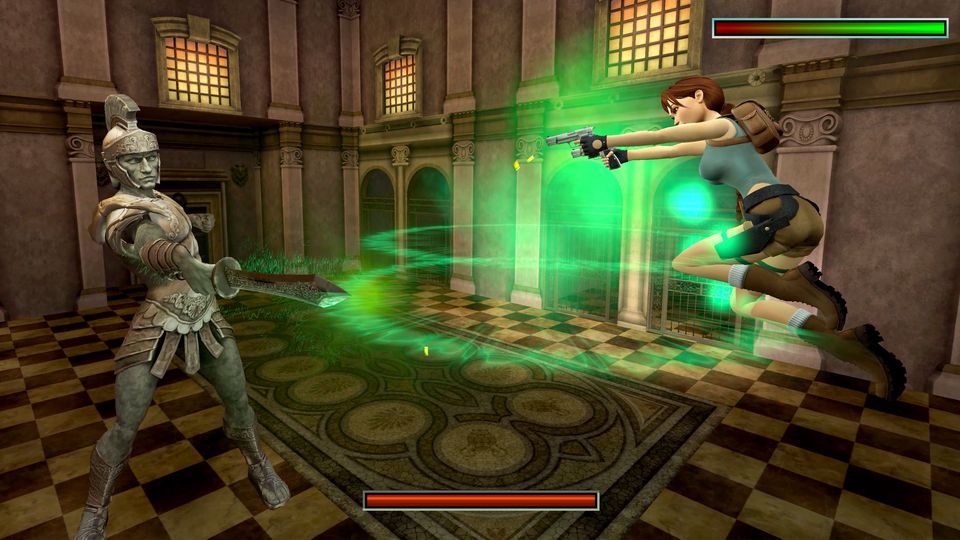 Lara Croft vecht in een zaal met een geblokte vloer tegen een gladiator die een groene aanval uitvoert.