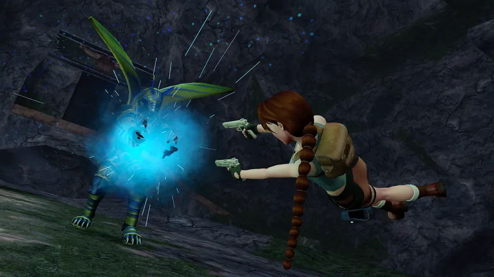 Lara Croft springt door de lucht en schiet op een wezen met een jakhalskop in een donkere grot.