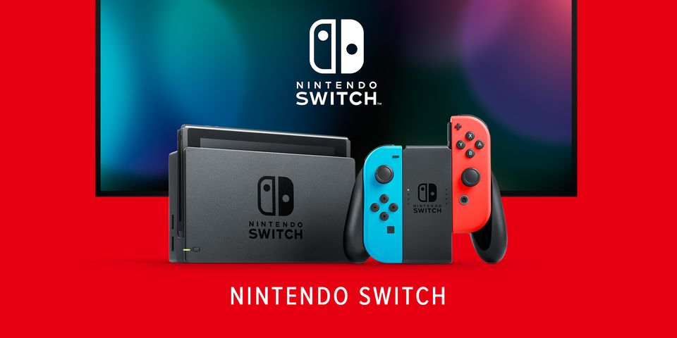Nintendo Switch in het dock voor een tv, met blauwe en rode Joy-Con in een grip op een rode achtergrond.