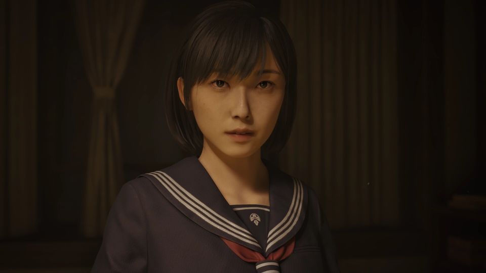 Hinako loopt door de mistige straten van Ebisugaoka.