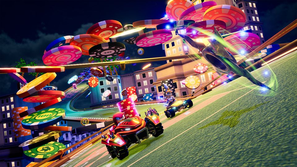Sonic racet over een baan in Sonic Racing: CrossWorlds.
