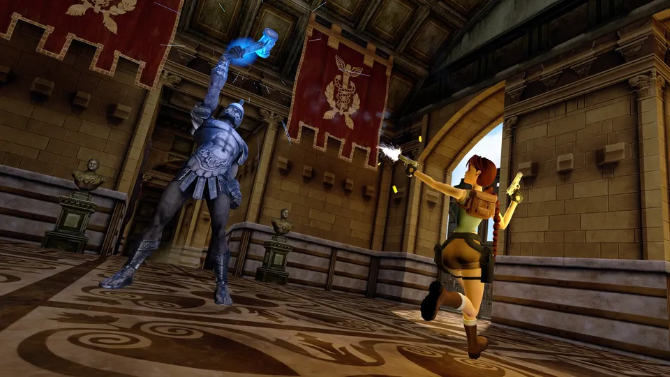 Lara Croft schiet op een levend standbeeld van een strijder met een blauwe hamer in een Romeinse zaal.