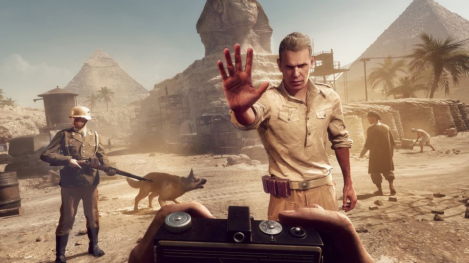 Indiana Jones lost een puzzel op in een eeuwenoude ruïne.