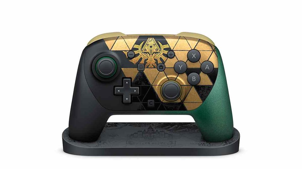 Zelda 40th Anniversary Pro Controller op de bijbehorende zwarte displaystandaard.