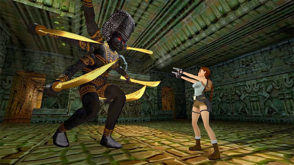 Lara Croft vecht met haar pistolen tegen een groot beeld met zes armen en gouden zwaarden in een tempel.